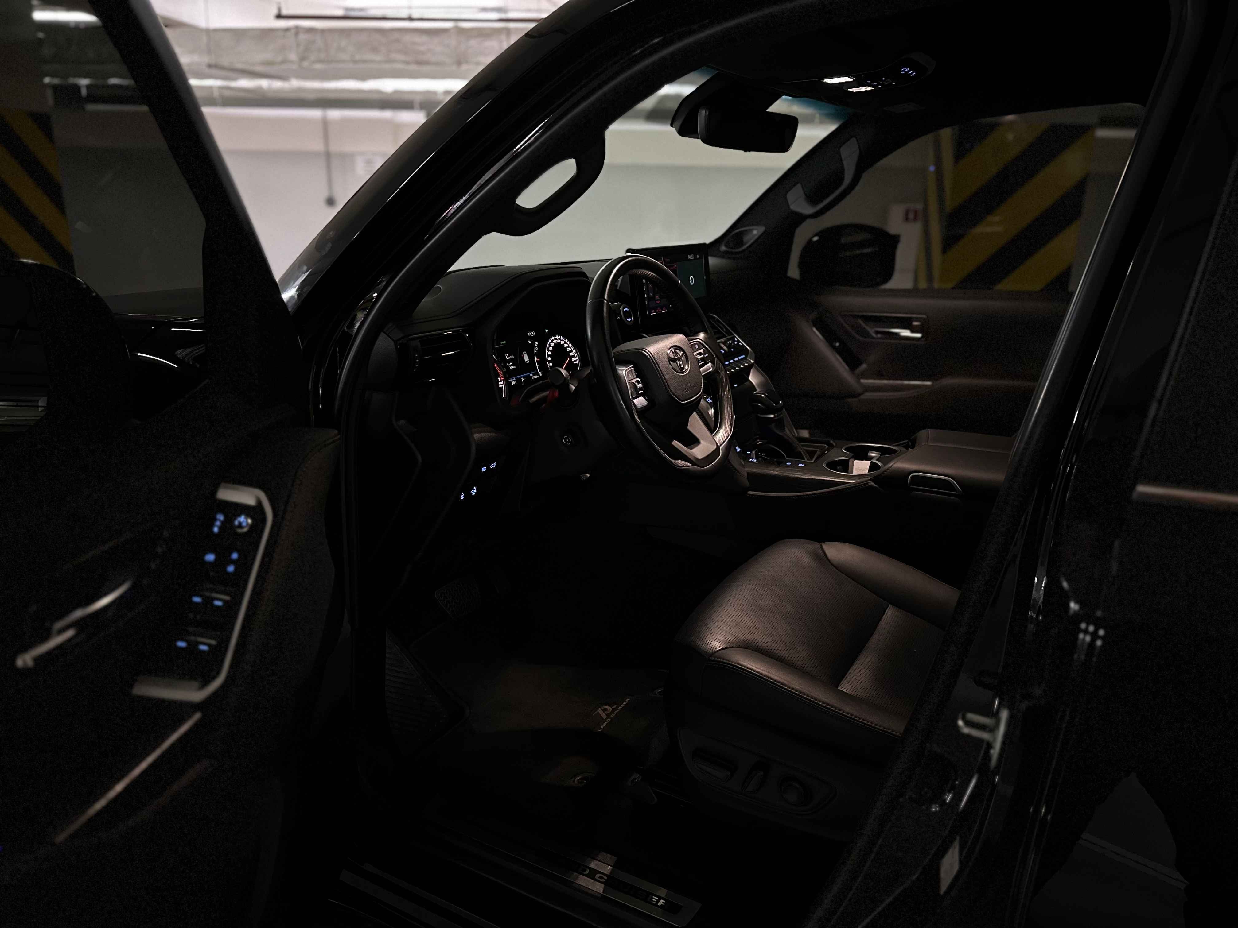 Black Toyota LC300, 2022