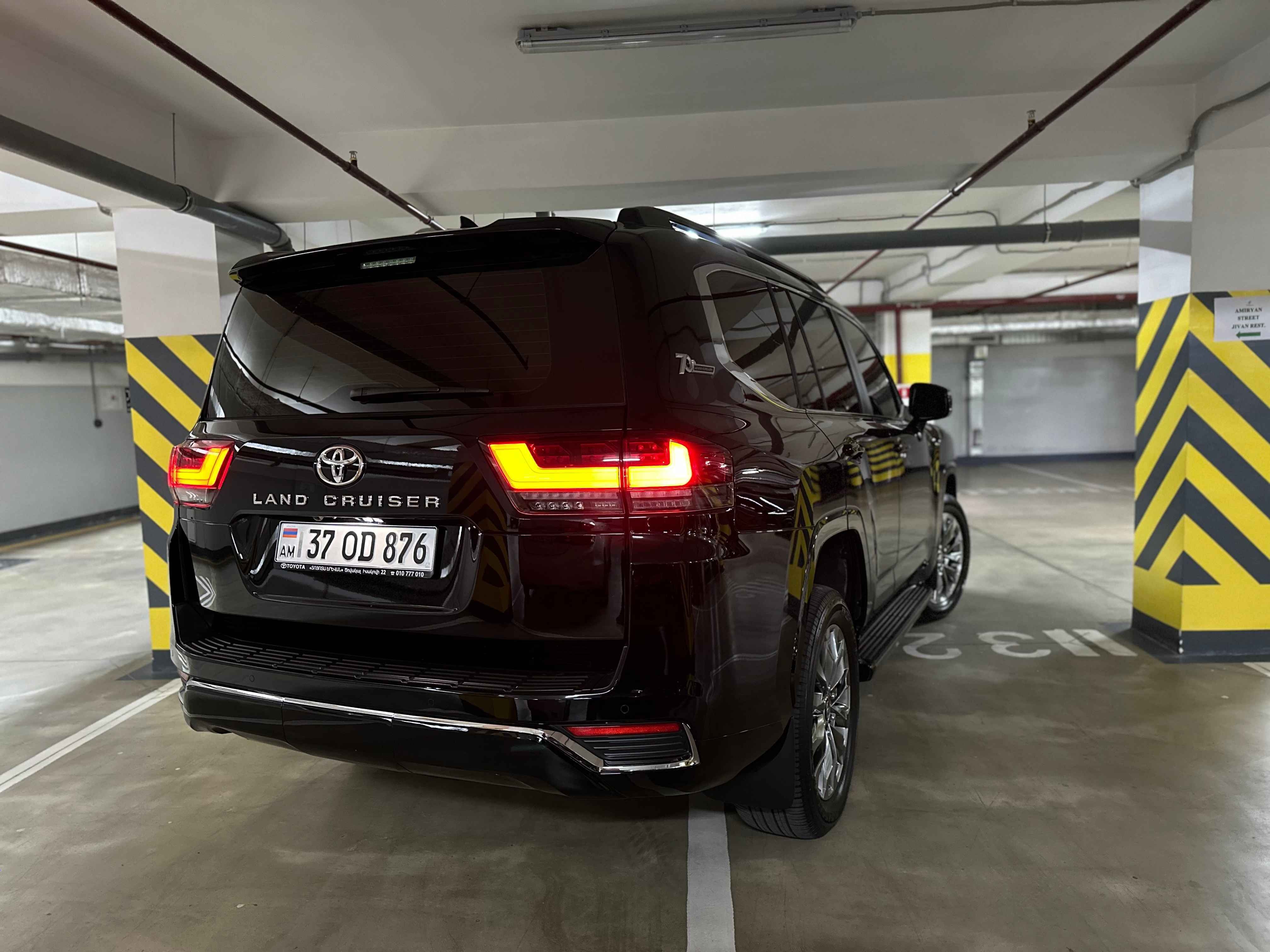 Black Toyota LC300, 2022